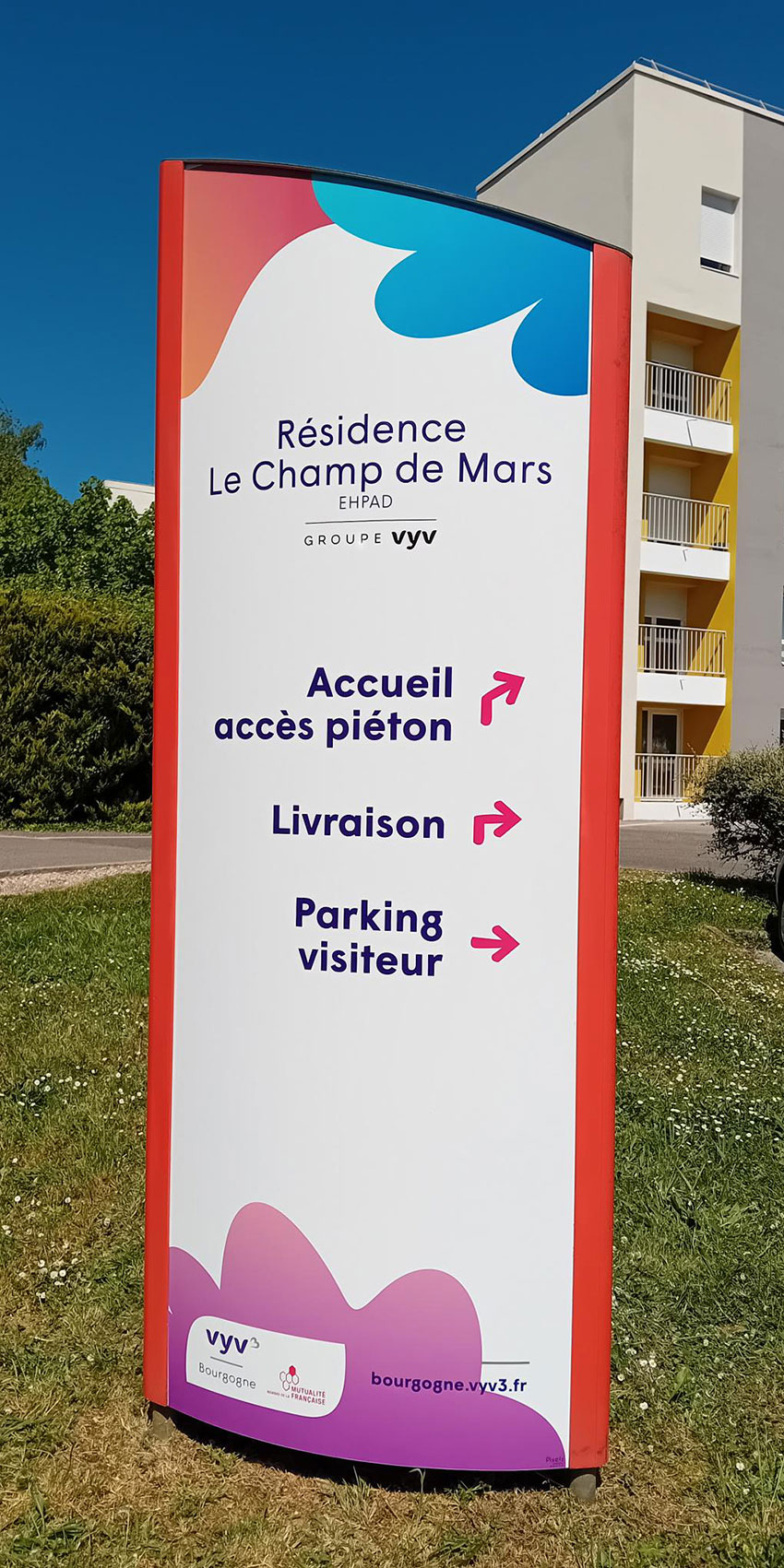 Totem publicitaire extérieur communication visuelle